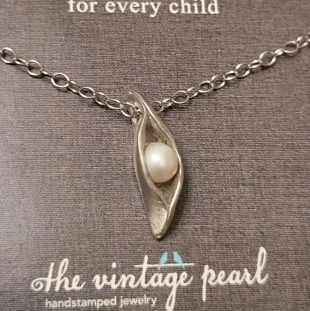 NWT Necklace. Pearl sweetpea New baby